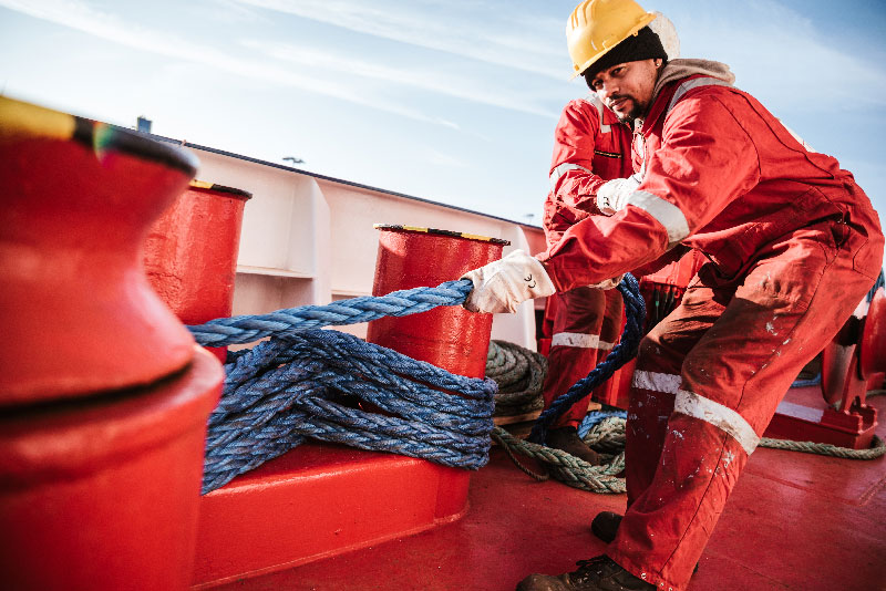 Mitarbeiter von Fehnship auf Deck an der Arbeit